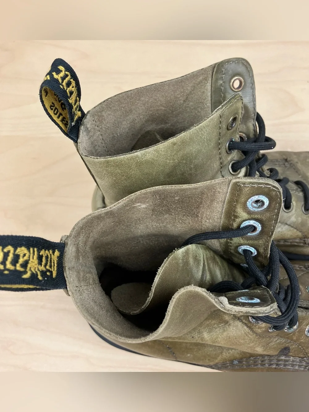 Dr. Doc Martens Women’s Size 9 1460 Olive Green Leather Combat Boots Distressed - Picture 9 of 10